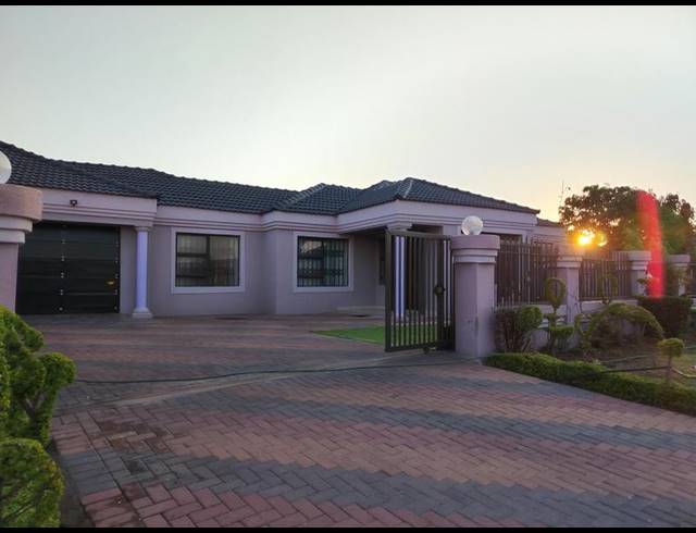 3 BEDROOM HOUSE FOR SALE IN MAHLASEDI PARK